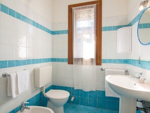 House | Bathroom - Attractive Holiday Home in Rosolina near Lungomare Beach (Rosolina)