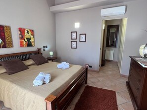 Vila | 3 quartos, individualmente mobiliados, ferros/tábuas de passar roupa