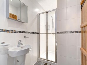 House | Bathroom - A Spacious Holiday Home in the Beautiful Cumbria Countryside, With Private Parking (Ambleside)