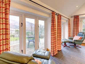 House | Living room - A Spacious Holiday Home in the Beautiful Cumbria Countryside, With Private Parking (Ambleside)