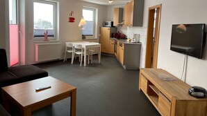 Un apartamento moderno con sala de estar, comedor y cocina.