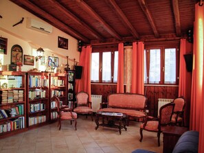 Villa | Living room | Fireplace, MP3 dock