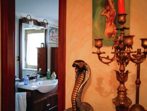 Villa | Bathroom | Combined shower/tub, towels