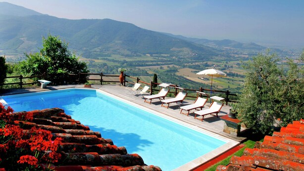 A swimming pool with lounge chairs and a view of the countryside. - Villa in Tuscany With Pool and Valley Views (Castiglion Fiorentino)