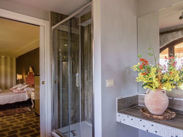 Villa | Bathroom - Villa in Tuscany With Pool and Valley Views (Castiglion Fiorentino)