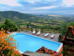 Pool - Villa in Tuscany With Pool and Valley Views (Castiglion Fiorentino)