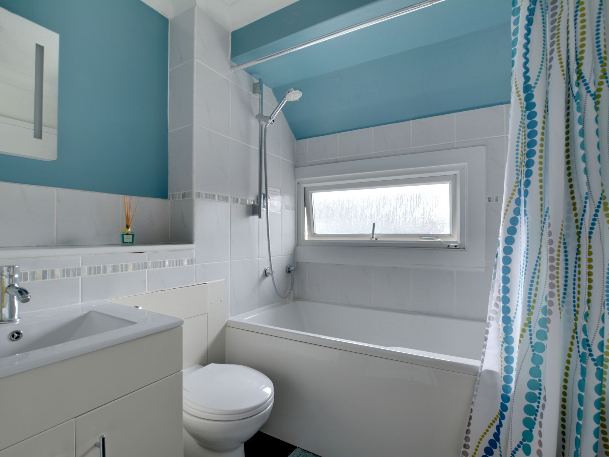 Combined shower/bathtub, towels