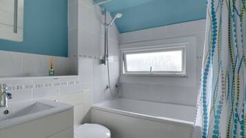 Combined shower/bathtub, towels