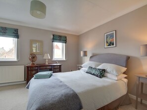 3 bedrooms, bed sheets - Spacious Apartment in the Port City of Sandwich With the Medieval Cinque Port (Sandwich)