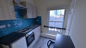 Apartamento | Cocina privada | Frigorífico, microondas, horno y placa de cocina