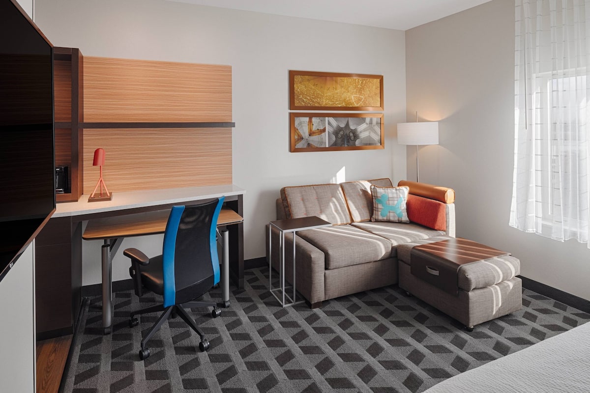 Luxe beddengoed, pillowtop-bedden, een bureau, een laptopwerkplek
