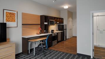 Full-sized fridge, microwave, oven, stovetop