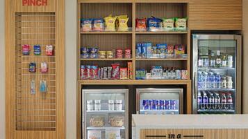 Zona de venta de aperitivos con mostrador de madera y vitrinas refrigeradas.