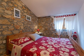 House | 2 bedrooms, individually furnished, bed sheets - Holiday Home in Polje Near Beach (Dobrinj)