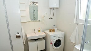 Appartement | Salle de bain | Douche, serviettes fournies