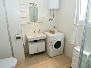 Apartment | Badezimmer | Dusche, Handtücher