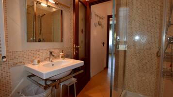 Villa | Bathroom | Hair dryer, shampoo