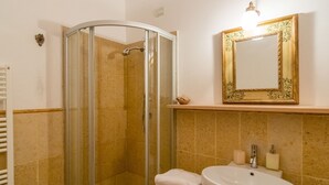 House | Bathroom | Shower, towels - Pleasant Farmhouse in Rapolano Terme With Swimming Pool (Rapolano Terme)
