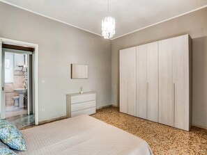 3 bedrooms, iron/ironing board, bed sheets - City Apartment w/ Balcony (Syracuse)