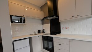 Appartement | Privékeuken | Een magnetron, een oven, een kookplaat