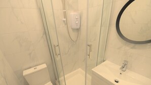 Appartement | Badkamer | Een douche, handdoeken