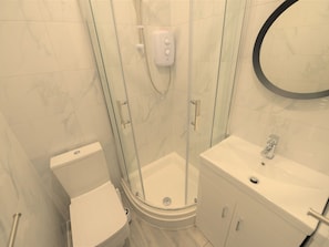 Apartment | Bathroom | Shower, towels