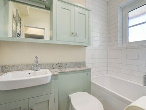Combined shower/bathtub, towels - Comfortable Holiday Home With Open Fireplace and Private Garden, Near the Centre of Woodbridge (Woodbridge)