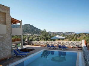 Una piscina techada, una piscina al aire libre