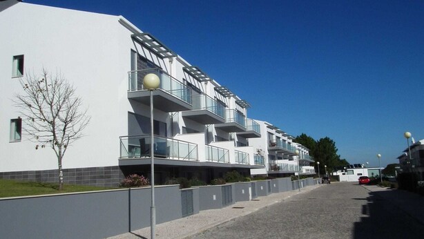 Exterior - Comfortable Holiday Home Within Walking Distance of the bay of Sao Martinho (Caldas da Rainha)