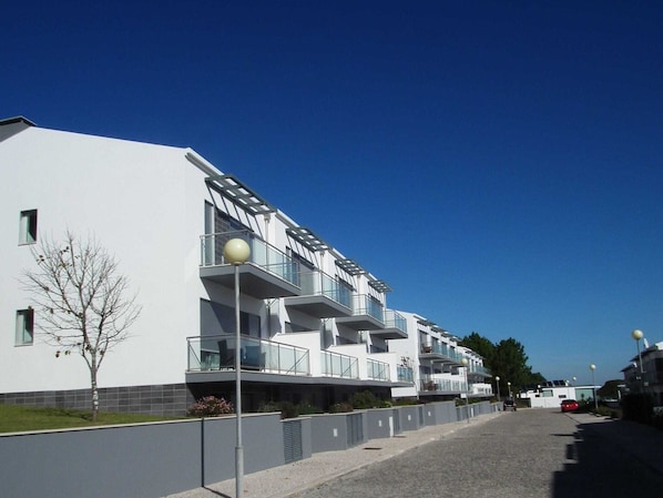 Exterior - Comfortable Holiday Home Within Walking Distance of the bay of Sao Martinho (Caldas da Rainha)