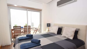 3 bedrooms, iron/ironing board, individually furnished - Comfortable Holiday Home Within Walking Distance of the bay of Sao Martinho (Caldas da Rainha)