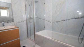 Bathroom - Comfortable Holiday Home Within Walking Distance of the bay of Sao Martinho (Caldas da Rainha)