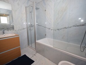 House | Bathroom - Comfortable Holiday Home Within Walking Distance of the bay of Sao Martinho (Caldas da Rainha)