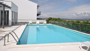 Outdoor pool, a heated pool - Comfortable Holiday Home Within Walking Distance of the bay of Sao Martinho (Caldas da Rainha)