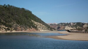 Exterior - Comfortable Holiday Home Within Walking Distance of the bay of Sao Martinho (Caldas da Rainha)