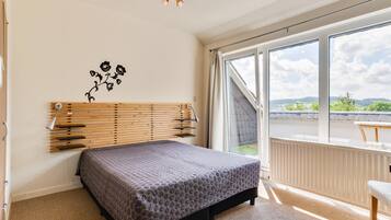 House | 9 bedrooms, individually furnished, bed sheets