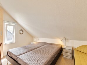 House | 9 bedrooms, individually furnished, bed sheets