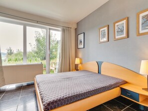 House | 11 bedrooms, individually furnished, bed sheets