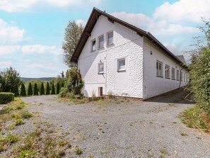 House | Exterior - Inviting Holiday Home in Winterberg-Hildfeld near Ski Slopes (Winterberg)