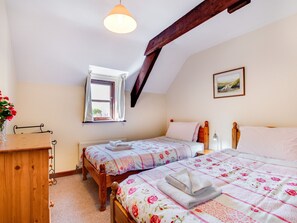 House - Characteristic Stone Farmhouse in Hilly Devon near Sea (Bideford)