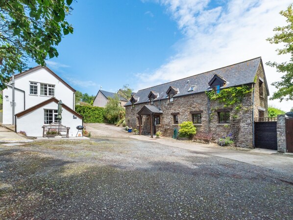 Exterior - Characteristic Stone Farmhouse in Hilly Devon near Sea (Bideford)