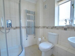 Combined shower/bathtub, towels - Holiday Residence on the Water With Docking Space for two Boats (Norwich)