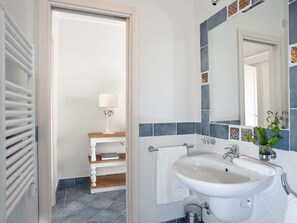 Shower, towels - Cozy Apartment near Sea in Villammare Italy (Vibonati)