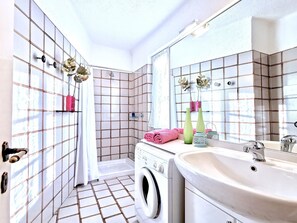 Cottage | Salle de bain | Douche, serviettes fournies