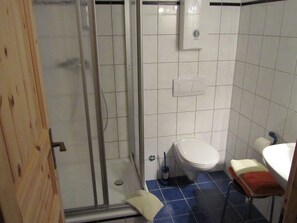 Apartment | Bathroom - Spacious Apartment With Garden in Rerik (Rerik)
