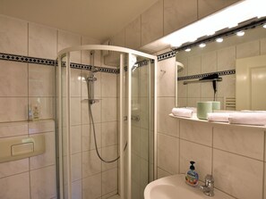 Apartment | Badezimmer | Dusche, Haartrockner