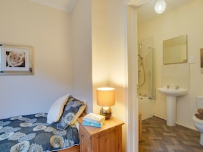 2 bedrooms, bed sheets - Superb Apartment in Popular Hexham near Golf Course (Hexham)