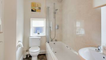 Combined shower/bathtub, towels