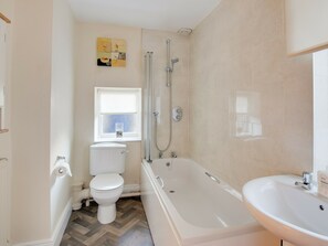 Combined shower/bathtub, towels - Superb Apartment in Popular Hexham near Golf Course (Hexham)