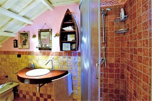 Villa | Bathroom - Elegant Villa in Montecosaro Italy with Hot Tub (Montecosaro)